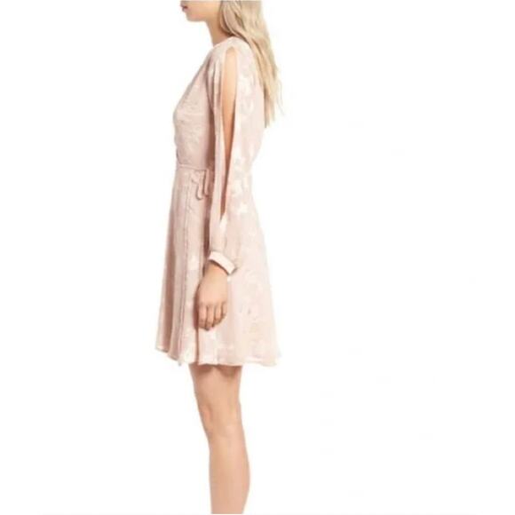 ASTR The Label Floral Blush Burnout Slit‎ Sleeve Wrap Dress Size Medium - Picture 10 of 11